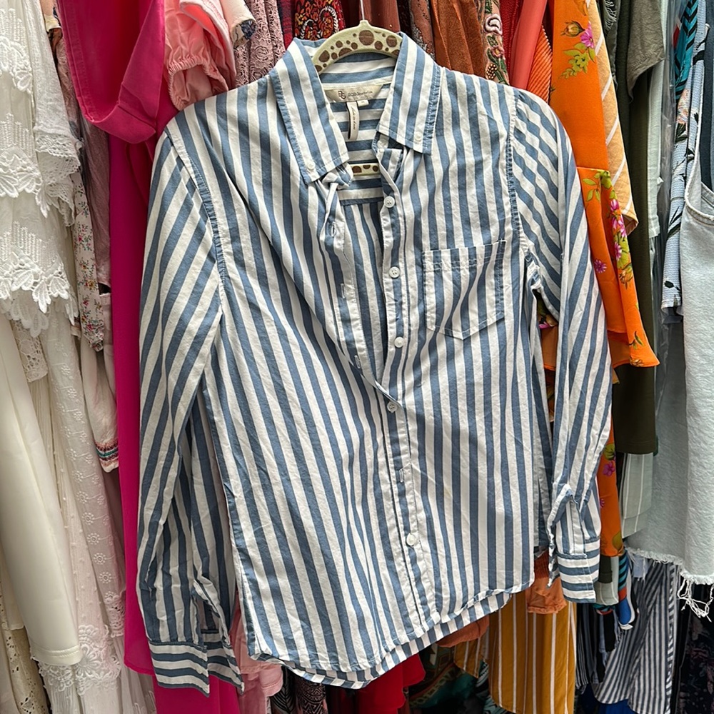 BCBG button up shirt size extra small!
